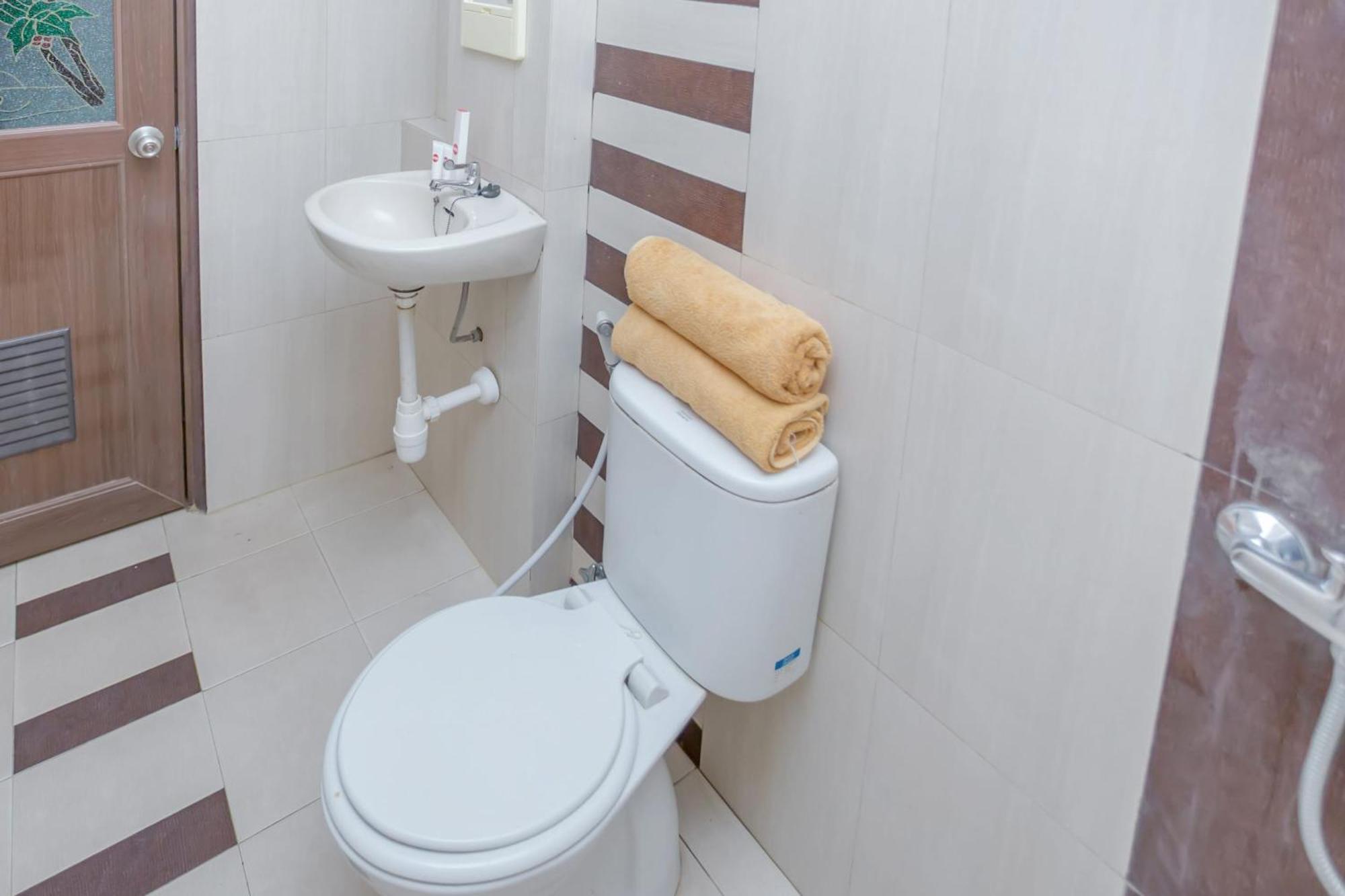 Готель Oyo 850 Lapan Lapan Банджармасін Екстер'єр фото