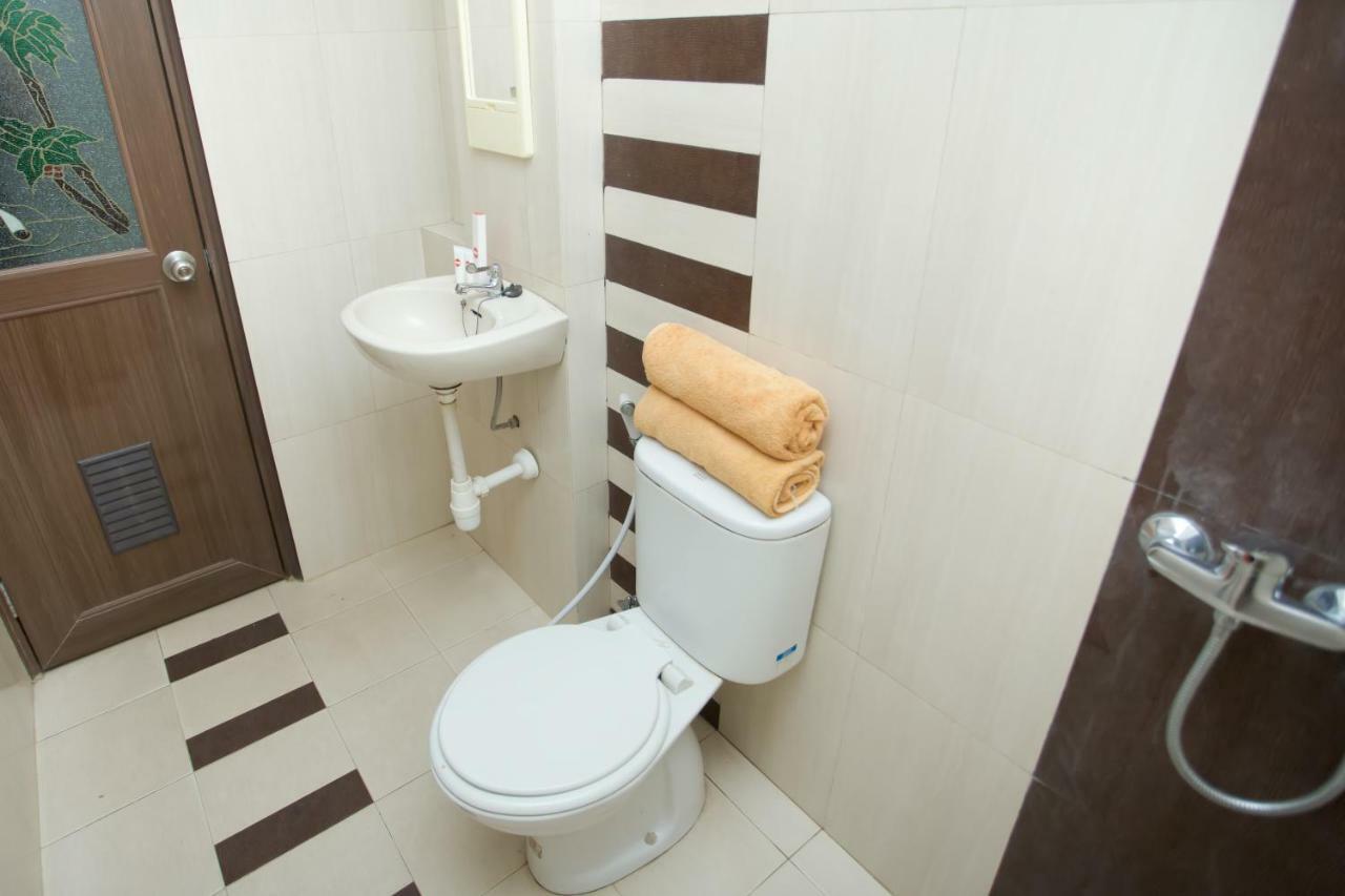 Готель Oyo 850 Lapan Lapan Банджармасін Екстер'єр фото